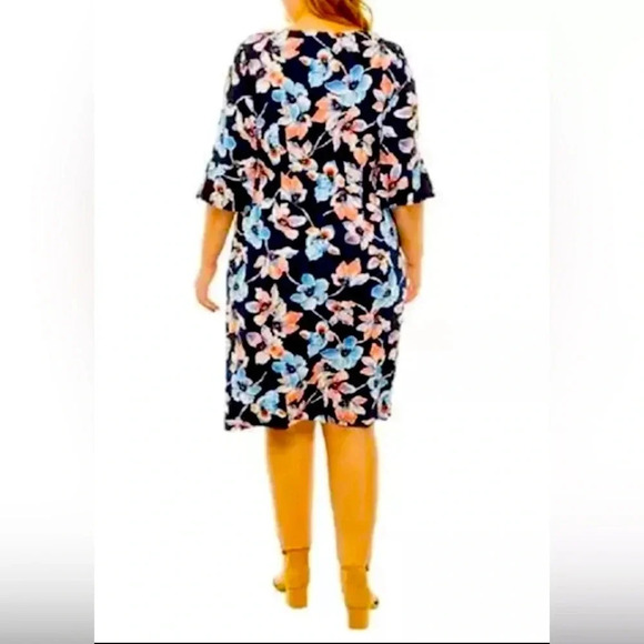 Connected Apparel Plus Size 3/4 Bell Sleeve Side Ruching Floral Shift Dress - Picture 3 of 11